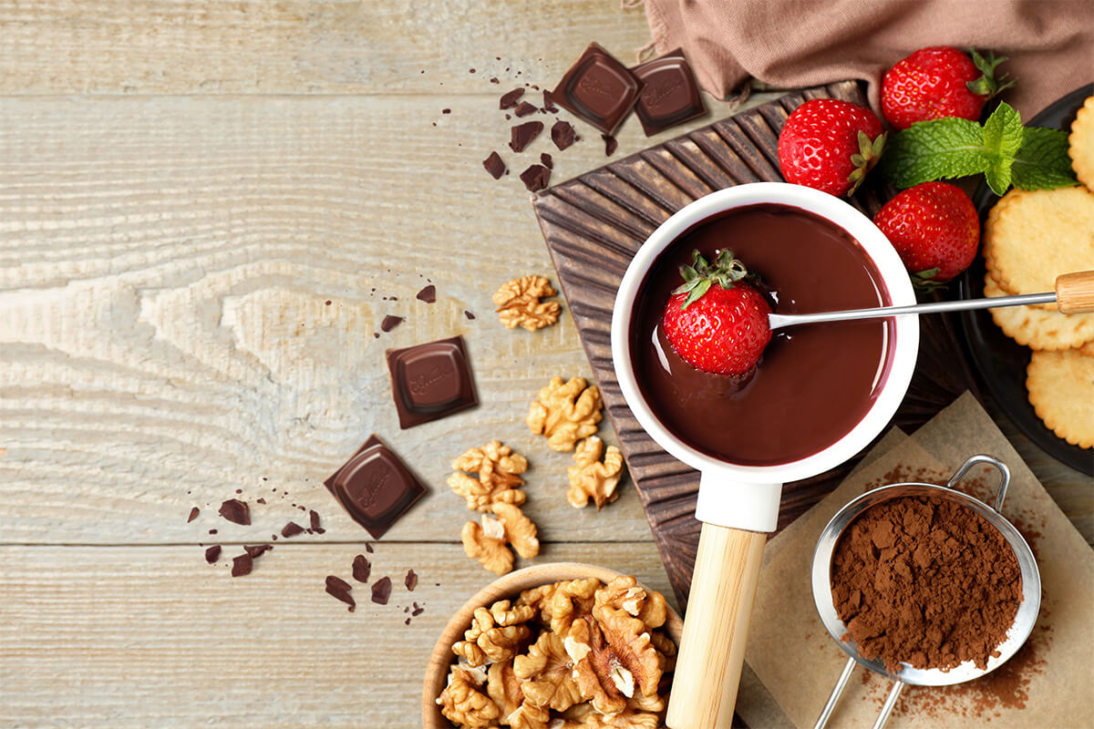 Polewa czekoladowa ze śmietaną i orzechami włoskimi – jak ją zrobić?