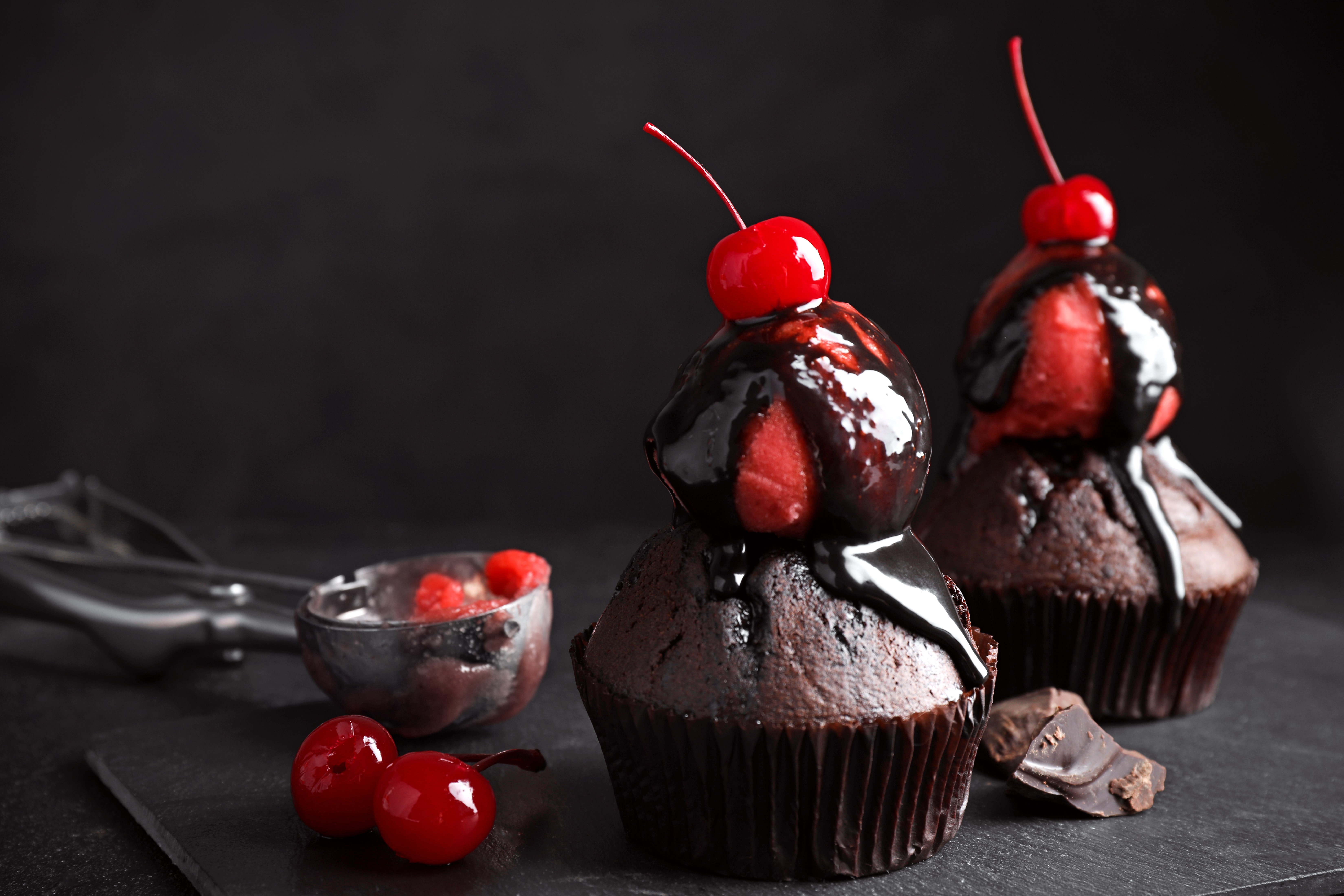 Jak przygotować muffinki czekoladowe z wiśniami na Halloween?