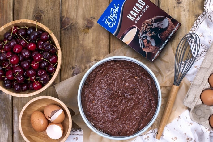 Przepis na sernik z wiśniami na czekoladowym spodzie, z dodatkiem orzechów