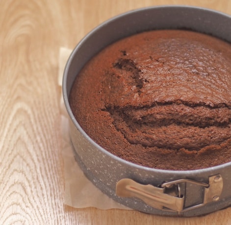 Przepis na biszkopt czekoladowy - idealny jako podstawa tortu