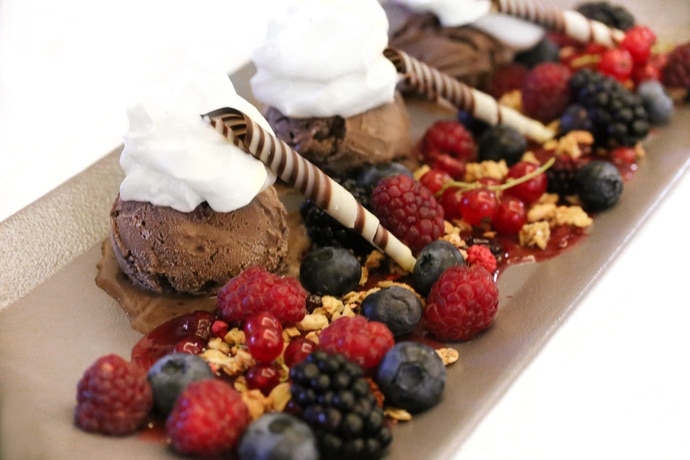 Czekoladowy deser lodowy ze świeżymi owocami i polewą czekoladową