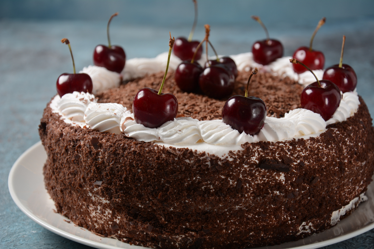 Wykwintny tort czekoladowy z wiśniami