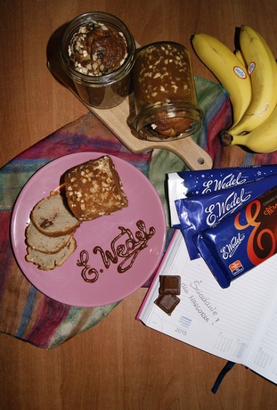 Pieczony w słoiku bezglutenowy chlebek bananowy z mleczną czekoladą Wedel