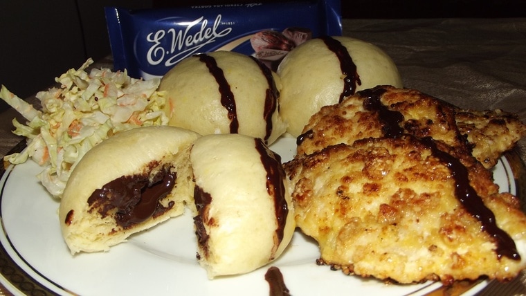 Filet z kurczaka w sezamkowej panierce, kluskami na parze z czekoladą i sałatką z pekinki.