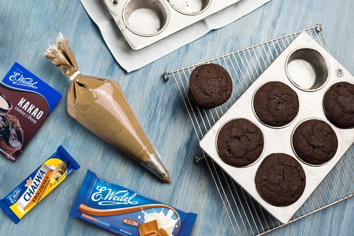 Szybkie muffinki czekoladowe z kremem chałwowym