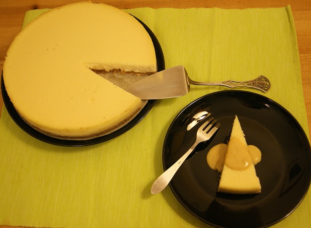 Sernik mascarpone z gorącym sosem chałwowym