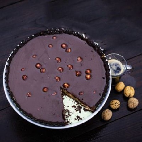 Tarta mocno czekoladowa z orzechami laskowymi , karmelem i czekoladowym ganache
