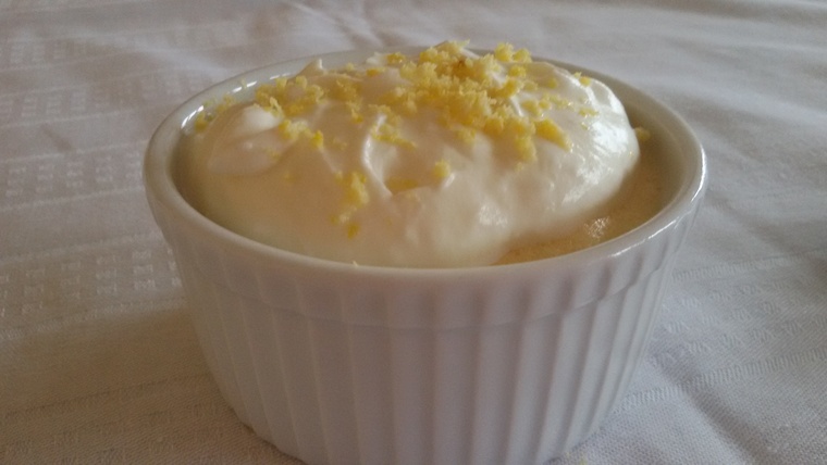 Mus czekoladowy aromatyczną gruszką i kandyzowaną skórką pomarańczy pod pierzynką bitej śmietany