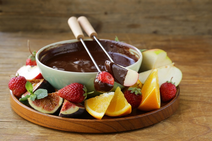 Fondue czekoladowe z owocami