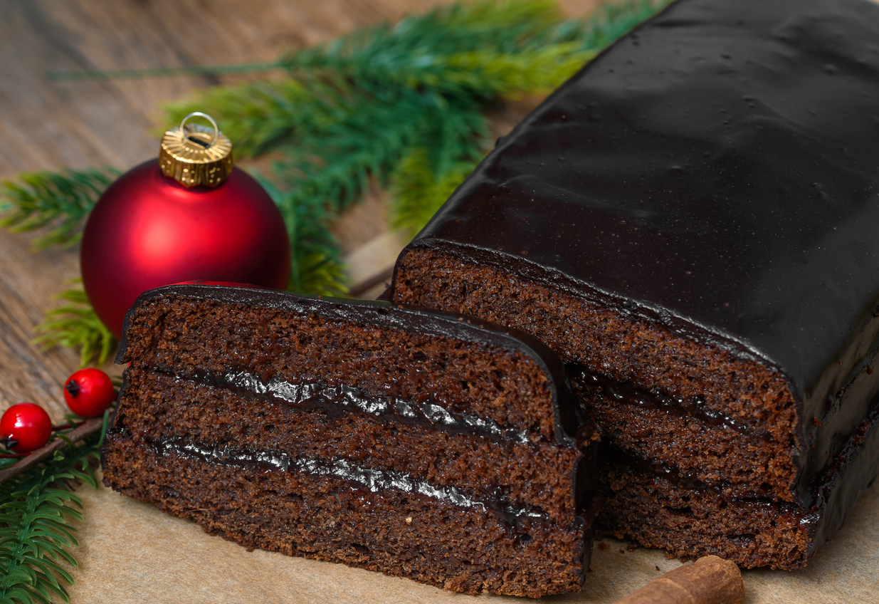 Piernik z marmoladą i polewą czekoladową