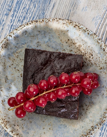 Szybkie ciasto czekoladowe z konfiturą z czerwonej porzeczki