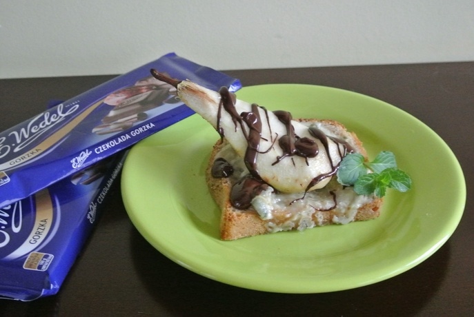 Wytrawny tost z serem gorgonzola, gruszką i pikantnym sosem sekoladowym