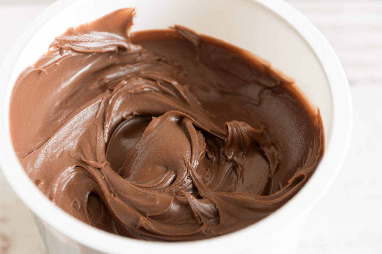 Krem czekoladowy do tortu z bitej śmietany – najprostszy przepis