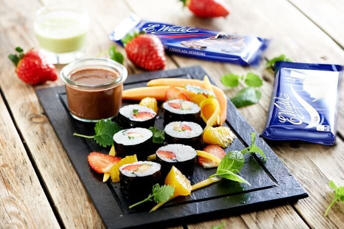 Owocowe maki sushi z czekoladowym sosem wasabi