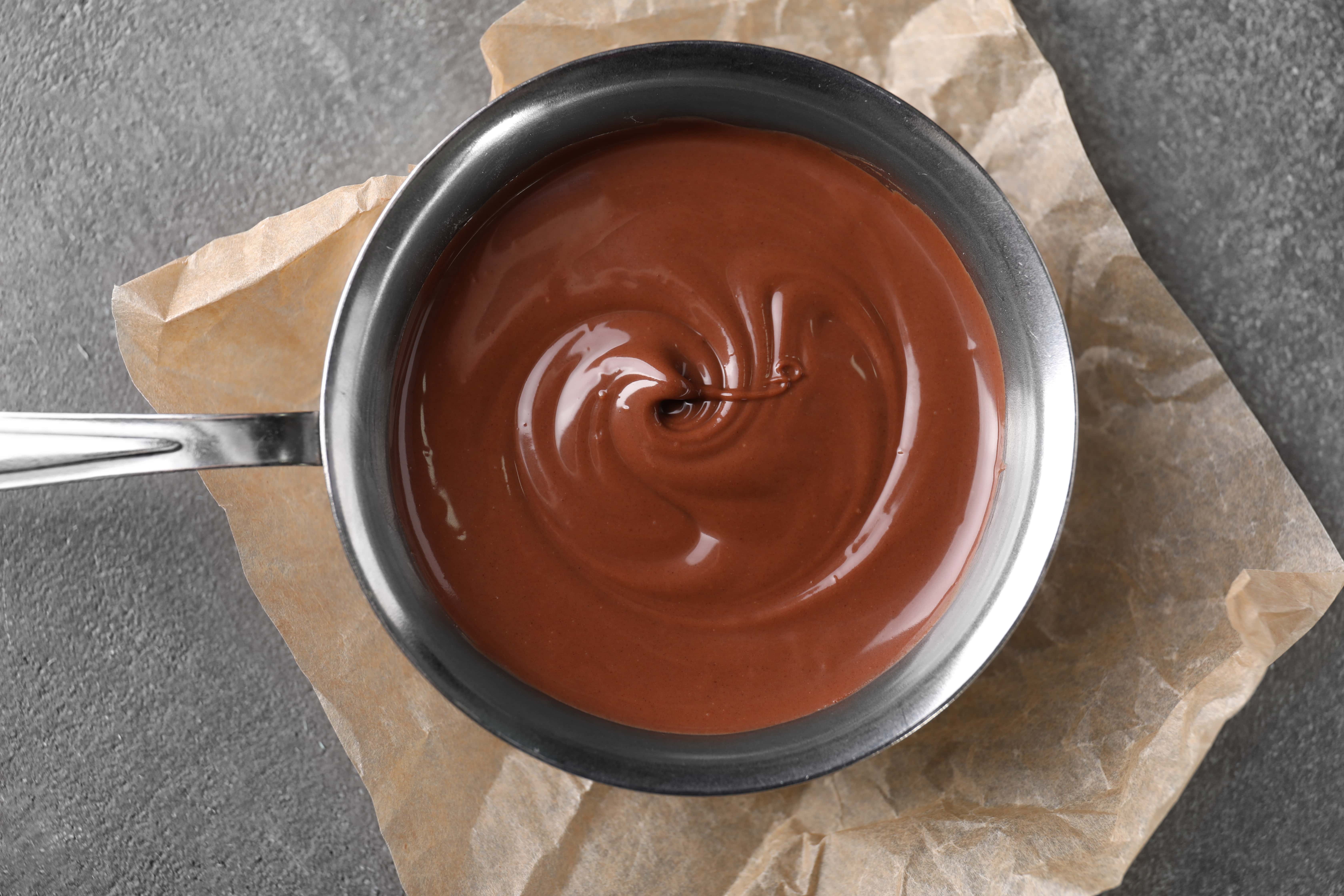 ABC przygotowania idealnej polewy – rozpuszczanie czekolady w kąpieli wodnej