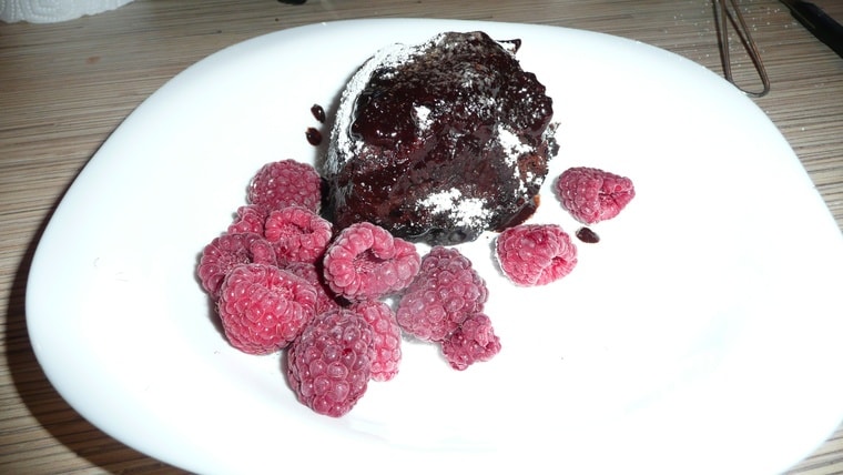 Pudding czekoladowy z sosem czekoladowym i malinami