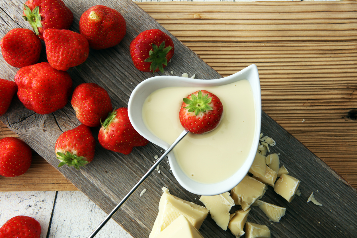 Czekoladowe fondue białe z owocami
