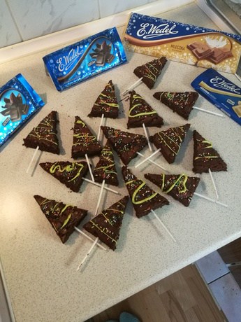 Choinkowe brownie na patyku