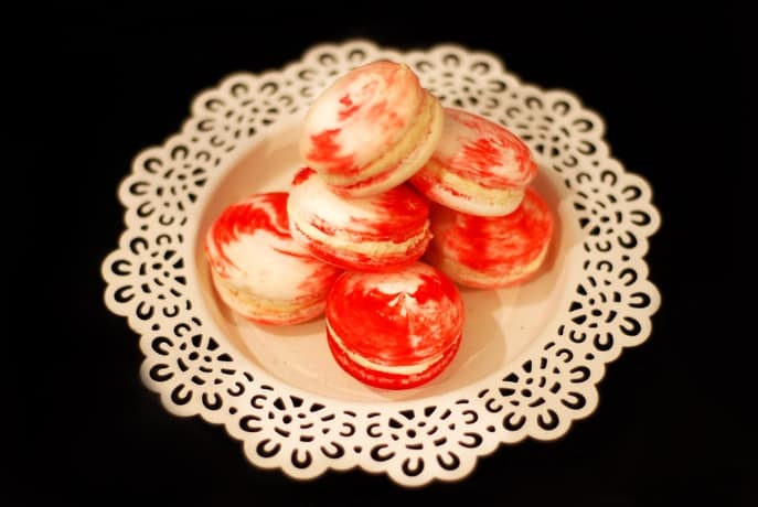 Marmurkowe macarons z białą czekoladą