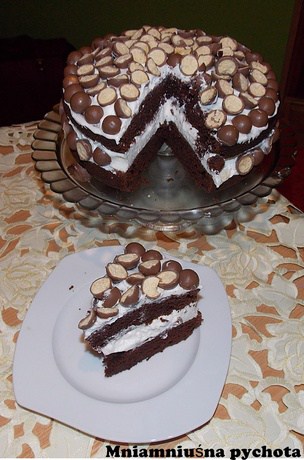 Tort czekoladowy z bitą śmietaną i maltesersami