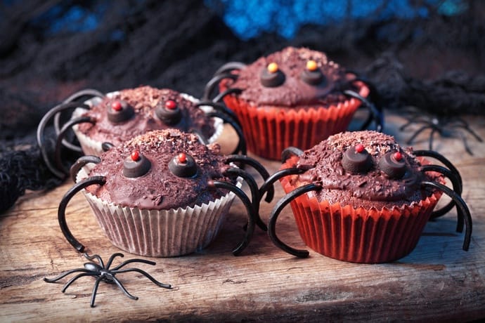 Halloweenowe muffinki czekoladowe z owocami