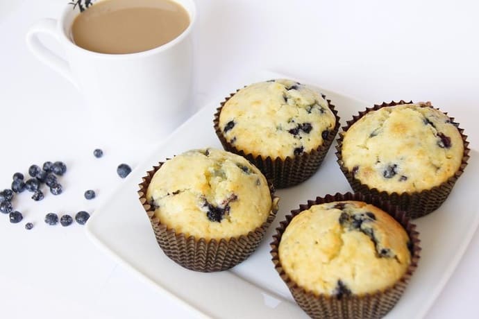 Muffiny jagodowe z białą czekoladą