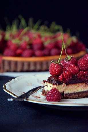 Czekoladowa tarta z pieczonym jogurtem i malinami