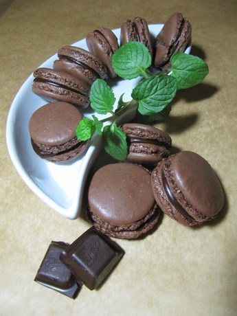 Intensywnie czekoladowe makaroniki z nutką mięty