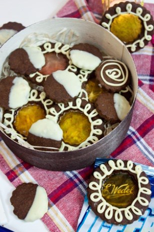 Mocno czekoladowe ciasteczka z cukierkowymi witrażykami zdobione z białą czekoladą