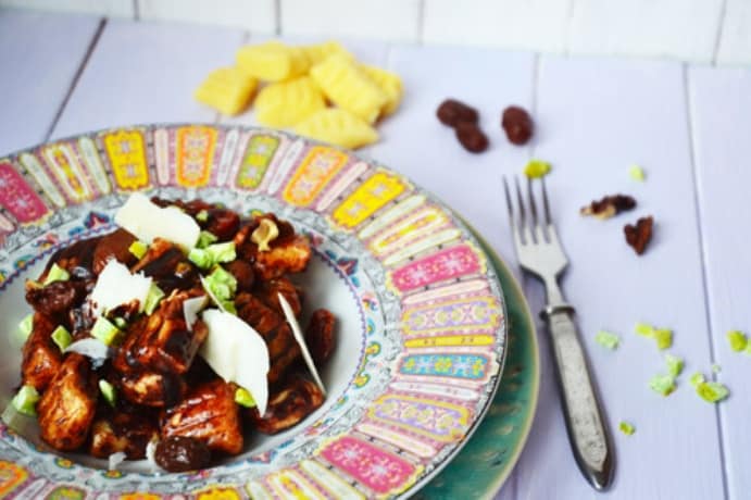 GNOCCHI kakaowe z wiśniami, rodzynkami, orzechami włoskimi i kozim serem