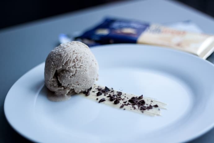 Świąteczne lody daktylowo-piernikowe z czekoladą karmelową