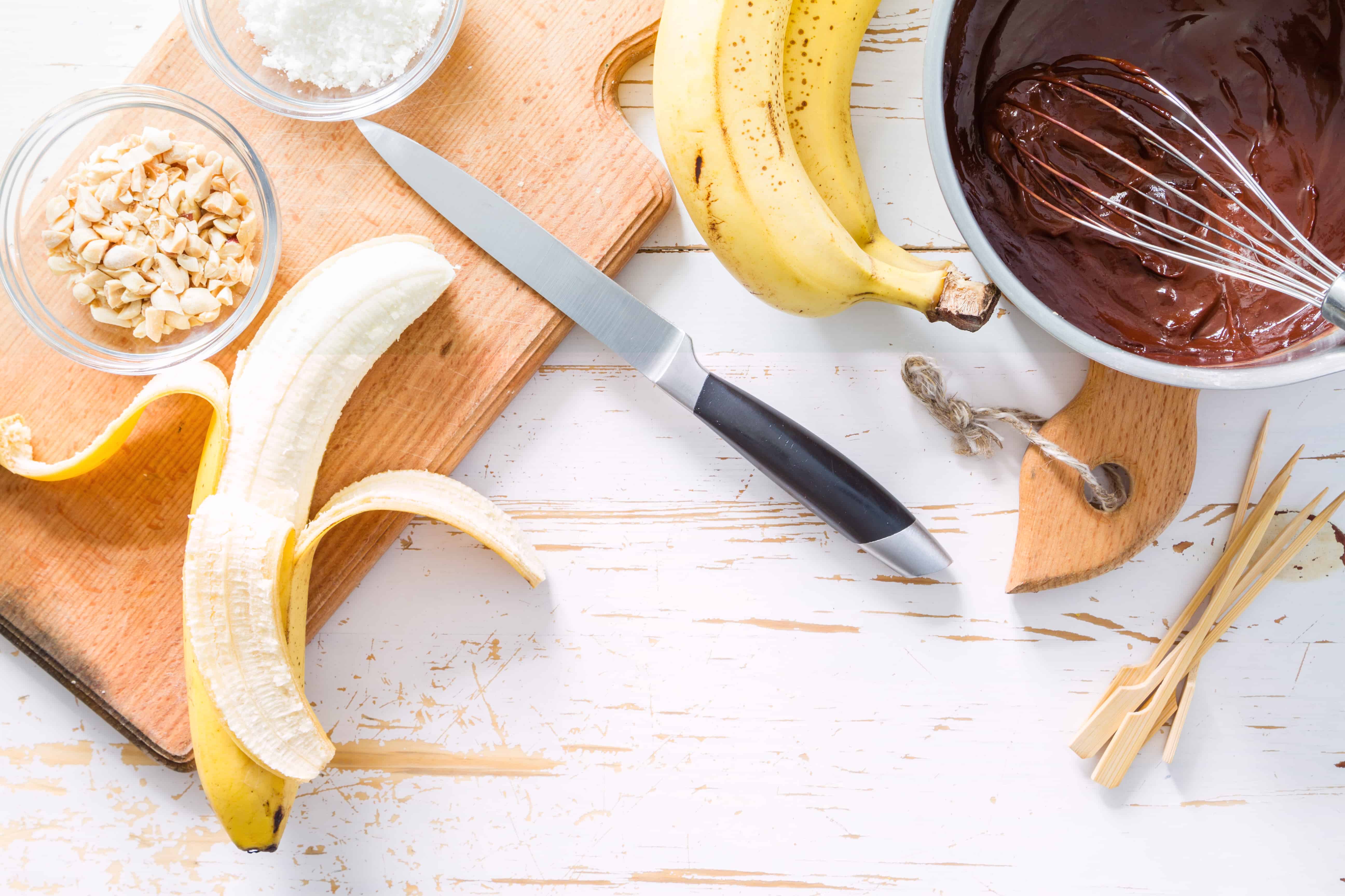 Jak upiec tartę czekoladową z kremem i bananami?