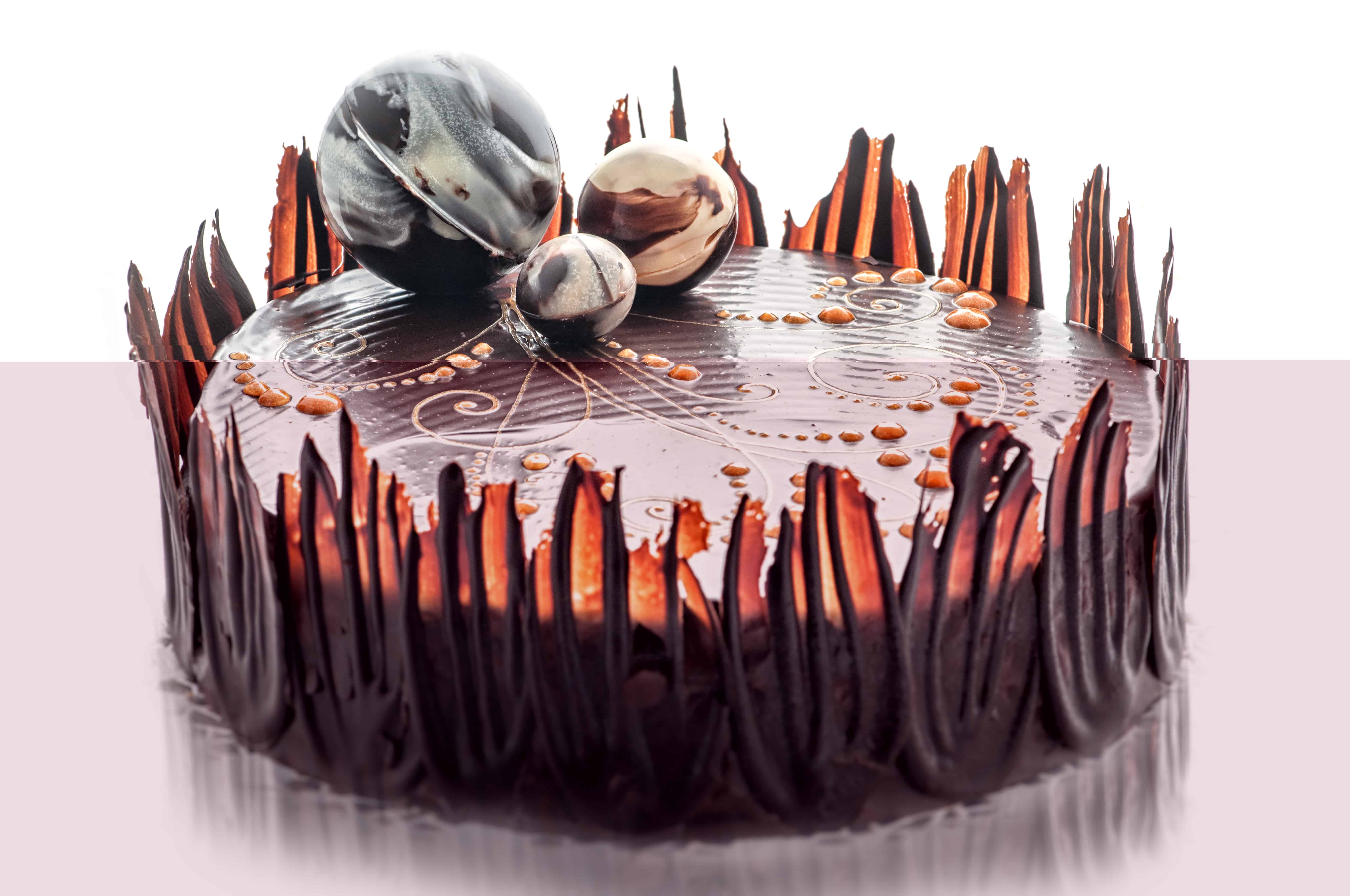 Jak zrobić efektowne dekoracje z czekolady na tort?