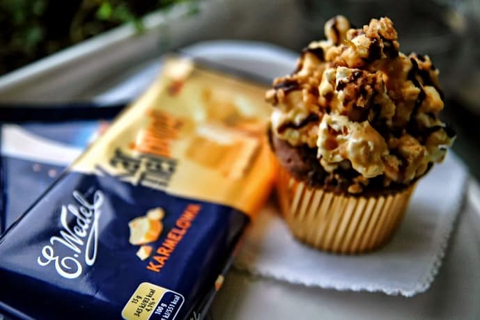 Muffiny z karmelowym popcornem