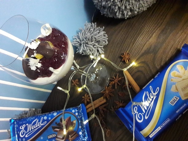 Panna cotta z karmelizowanymi wiśniami, rumem i czekoladą