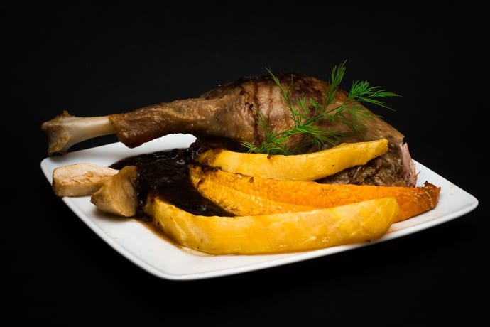 Gęś nadziewana jabłkiami podana z grillowaną dynią i sosem śliwkowo-czekoladowym
