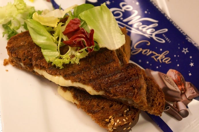 Grillowany sandwich z chleba czekoladowego z mozzarellą