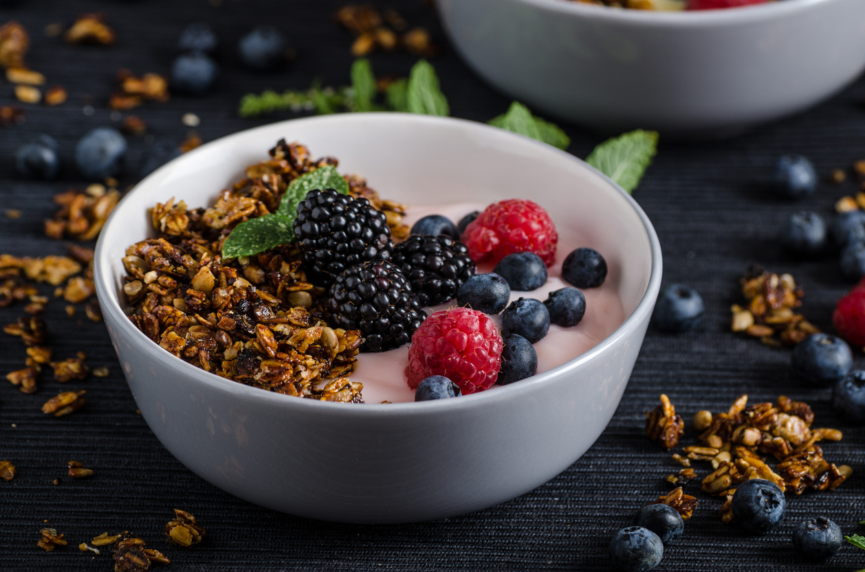 Granola z owocami sezonowymi