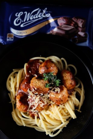 Spaghetti z pulpecikami w sosie pomidorowo-czekoladowym