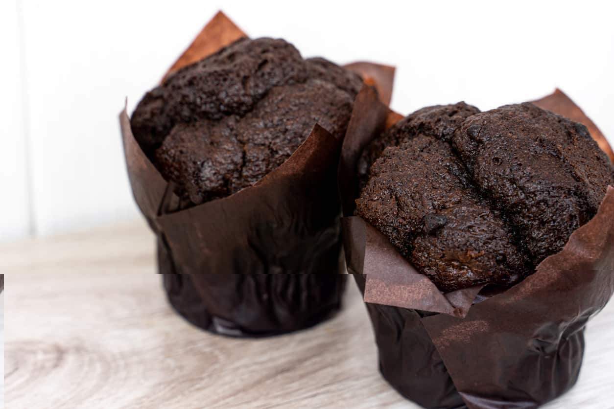 Jak przygotować puszyste muffiny z kawałkami czekolady?