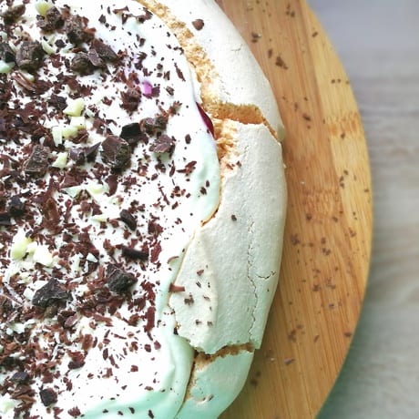 Beza Pavlova z porzeczkami i kruszonką z czekolady