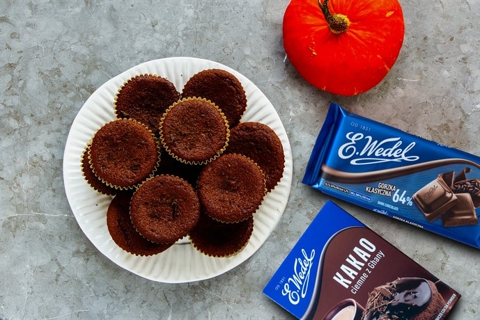 Przepis na babeczki czekoladowe z kawałkami czekolady i nadzieniem dyniowym