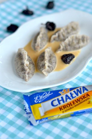 Pierożki pieguski z suszoną śliwką, piernikami i sosem chałwowym