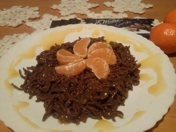 Spaghetti czekoladowe z sosem mandarynkowym