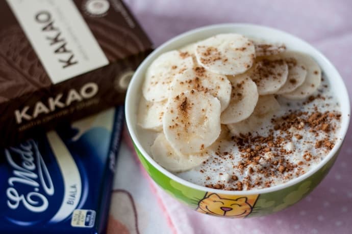 Smakowita owsianka piernikowa z białą czekoladą, bananem i kakao
