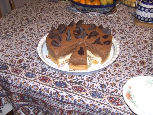 Tort z musem czekoladowym i soczystymi gruszkami