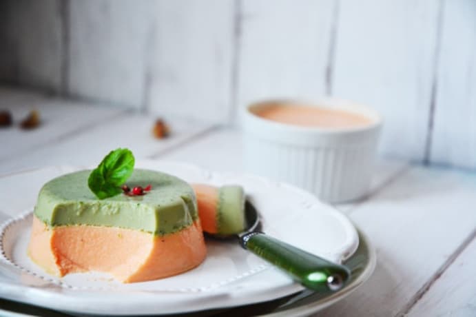 Wytrawna, dwuwarstwowa panna cotta z chrzanem, białą czekoladą i bazylią oraz batatami i pomidorami