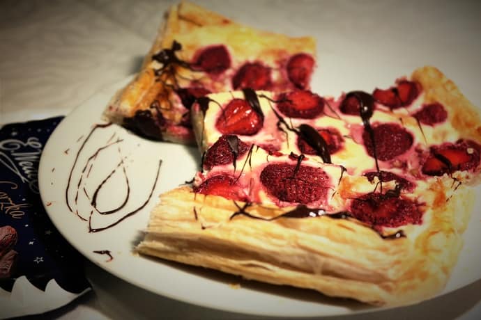 Tarta z truskawkami, włoskim serem ricotta z dodatkiem białej czekolady