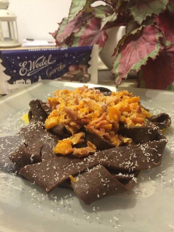 Późnojesienne czekoladowe tagiatelle z sosem pomarańczowo-dyniowym, szynką parmeńską i parmezanem