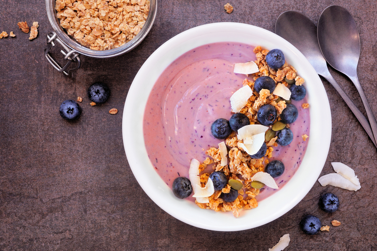 Smoothie bowl z jagodami i granolą